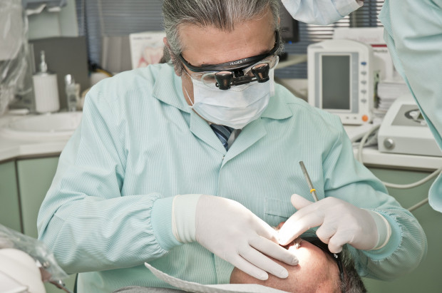 Zamiast 41 dentysta wykonał zabieg na zębie 31 (fot. pixabay) Dentysta przeleczył kanałowo niewłaściwy ząb