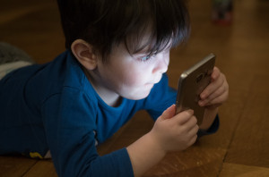 Uderzenie komórką podczas zabawy może powodować przemieszczenie lub uraz mleczaków (fot. pixabay) Smartfon na liście przedmiotów, którymi dzieci najczęściej wybijają sobie zęby