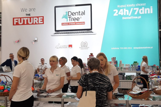 Stoisko DentalTree podczas WDMS czeka z gratisami na lekarzy dentystów DentalTree w konwencji niekonwencjonalności