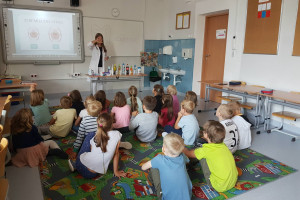 Zajęcia profilaktyczne z ZSP nr 1 w Warszawie (fot. FB) PTSS przekonuje do zdrowego uśmiechu w szkole