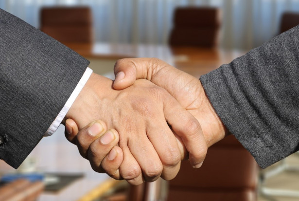 Współpraca w szkoleniach (fot. pixabay) WUM i OIL w Warszawie łączą szeregi w zakresie stomatologii