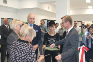Tuż przed przecięciem wstęgi UCS WUM Uniwersyteckie Centrum Stomatologii WUM otwarte – powrót do współczesności