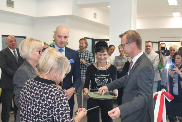 Tuż przed przecięciem wstęgi UCS WUM Uniwersyteckie Centrum Stomatologii WUM otwarte – powrót do współczesności