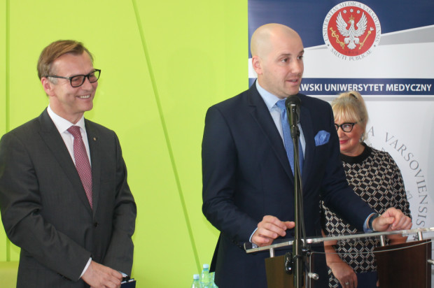 Przemawia wiceminister zdrowia Sławomir Gadomski Wiceminister zdrowia Sławomir Gadomski o limitach przyjęć na stomatologię