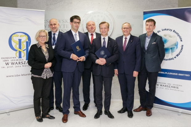 Strony umowy po podpisaniu listy intencyjnego (foto; archiwum) WUM i ORL w Warszawie: zdecydowanie coś więcej niż nieformalne relacje