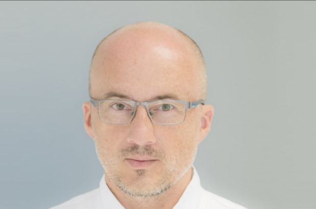 Lek. stom. Waldemar Stachowicz z Centrum Periodent w Warszawie (foto: archiwum). Co po ekstrakcji ósemek pacjent powinien od dentysty usłyszeć
