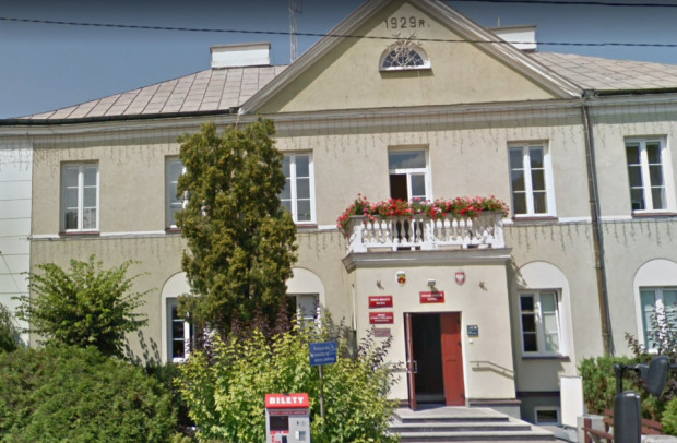 Urząd Miasta w Markach (źródło: Google Maps) Marki wstępują w szranki walczących o dentystów (dla 4 tys. dzieci)