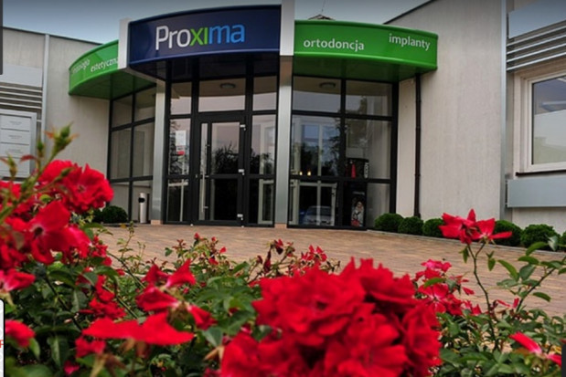 Proxima Centrum Stomatologii Estetycznej, Ortodoncji i Implantologii Świdnica (źródło: Google Maps) Proxima ze „Świdnickim Gryfem”