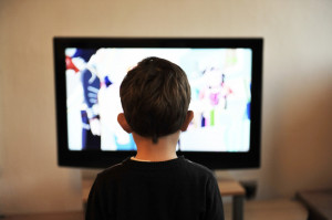 Długie oglądanie telewizji dzień w dzień to 40 proc. wyższe ryzyko próchnicy (fot. pixabay) Oglądanie telewizji to prosta droga do próchnicy dziecka