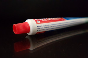 Nieuczciwemu pracownikowi firmy Colgate Palmolive grozi 20 lat więzienia za złamanie tajemnicy służbowej (fot. pixabay) Były pracownik firmy Colgate wykradł receptury produktów