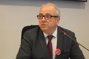 Andrzej Cisło wiceprezes NRL i przewodniczący KS tej Izby. Andrzej Cisło analizuje publikację CSIOZ o e-receptach