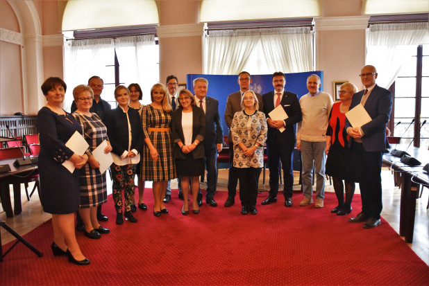 Z aktami nominacyjnymi (foto: gov.pl) Stomatologia: wręczono akty powołania konsultantów medycznych na Mazowszu