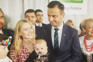 Władysław Kosiniak-Kamysz z żoną i dzieckiem (fot. Instagram) Paulina Kosiniak-Kamysz jako dentystka z misją wesprze męża?