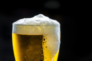 Alkohol nie służy zdrowiu (fot. pixabay) Alkohol, tytoń i kofeina zwiększają poziom cytokinin w ślinie