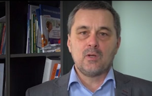 Paweł Grabowski (źródło: Fundacja Hospicjum Proroka Eliasza w Michałowie) Dentysta Paweł Grabowski pochyla się nad umierającymi