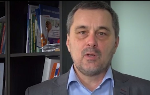 Paweł Grabowski (źródło: Fundacja Hospicjum Proroka Eliasza w Michałowie) Dentysta Paweł Grabowski pochyla się nad umierającymi