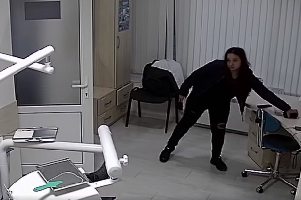 Złodziejka w gabinecie stomatologicznym Zuchwała kradzież pod łokciem leczącego dentysty