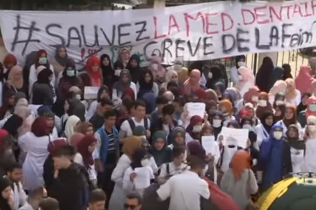 Protest algierskich dentystów dotyczący płac i warunków pracy Zbyt słabe baczenie na wirusowe zapalenie wątroby typu B i C