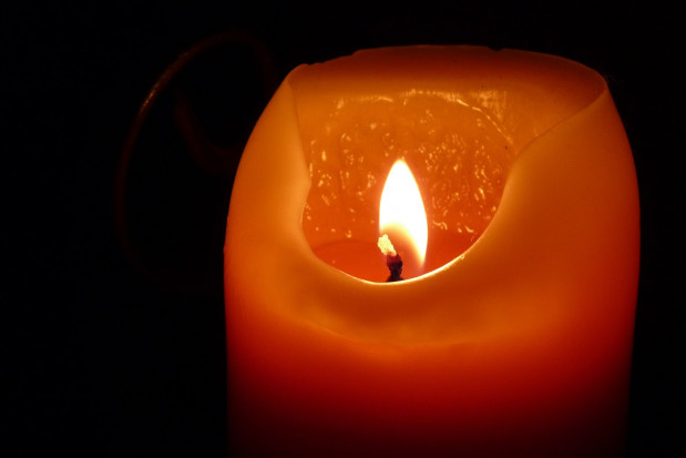 Światełko dla zmarłej (fot. pixabay) Zmarła dr n. med. Halina Książek-Bąk