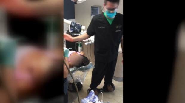 Tuż po ekstrakcji wykonanej na deskorolce Dentysta - miłośnik deskorolki, ma poważne problemy