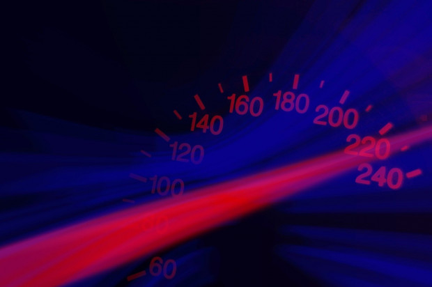 Prowadzący samochód nitkował zęby przy prędkości 135 km/h (fot. pixabay) Mandat za nitkowanie zębów podczas jazdy samochodem