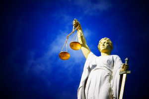 Pacjent, pomimo ostrzeżeń dentystki, wybrał tańszą i mniej trwałą opcję leczenia protetycznego (fot. pixabay) Proteza pęka trzy razy: sędziowie - to powikłanie