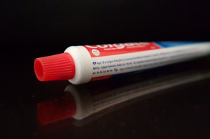 Firma Colgate opracowała tubki do pasty do zębów nadające się do recyclingu (fot. pixabay) Tubka pasty do zębów dla chroniących środowisko