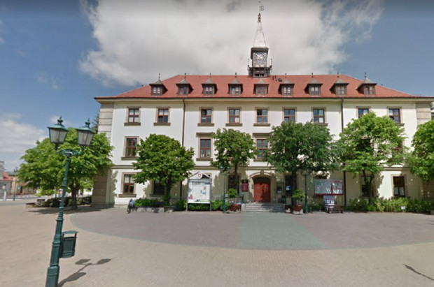 Urząd Miasta w Swarzędzu (źródło Google Maps) Trzy podmioty będą leczyć stomatologicznie uczniów ze Swarzędza