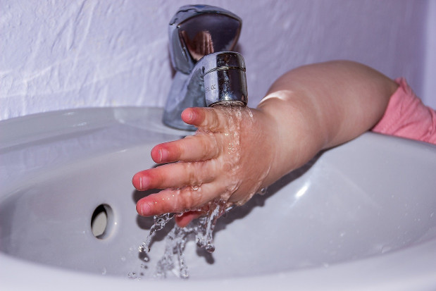 Związki chemiczne trwale zanieczyszczające wodę szkodzą zębom dzieci (fot. pixabay) Związki perfluorowane zwiększają ryzyko próchnicy u dzieci
