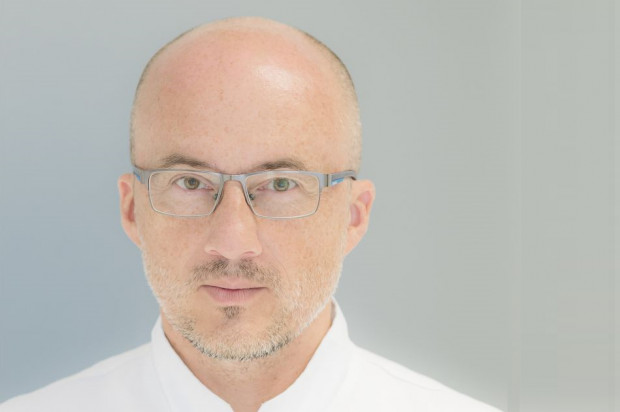 Lek. dent. Waldemar Stachowicz z Centrum Periodent w Warszawie (źródło: archiwum) Implanty niekoniecznie dla niecierpliwych