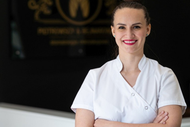 lek. dent. Romana Markiewicz – Piotrowska z Kliniki Piotrowscy & Bejnarowicz Stomatologia Mikroskopowa Higienizacja zębów: krok we właściwym kierunku