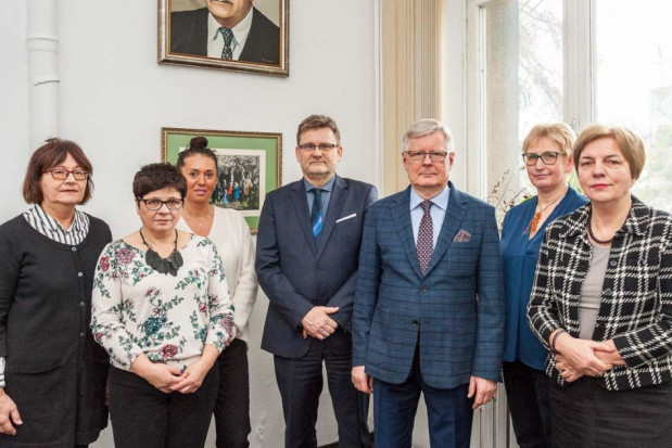 Zespół pracujący nad nowym biomateriałem (fot. Tomasz Walów/UM Wrocław) UM we Wrocławiu: nowatorski projekt implantologiczny