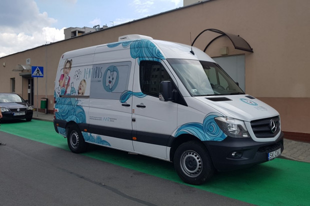 Mobilny gabinet stomatologiczny (fot. NFZ) Szkolne gabinety stomatologiczne vs dentobus - syndrom porażki!