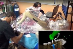 Yomi, pierwszy robot stomatologiczny dostępny już na rynku amerykańskim Student stomatologii w asyście...robota