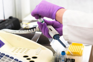 W Polsce za mało testów? Koronawirus: liczba testów Polska vs świat