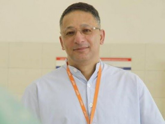 prof. Mansur Rahnama, konsultant krajowy w dziedzinie chirurgii stomatologicznej. Podejrzenie koronawirusa? Prof. Mansur Rahnama przekazuje dentystom praktyczne wskazówki.