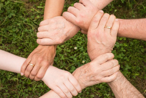 "Wszystkie ręce na pokład" w walce z epidemia koronawirusa (fot. pixabay) Ogólnokrajowa kampania #DawkaWsparcia dla pracowników służby zdrowia