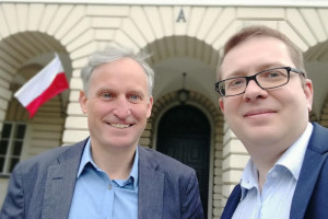 Paweł Korneta (z prawej) z Tomaszem Sikorą, dyrektorem Corten Medic Dentobusy Corten Medic gotowe do leczenia pacjentów z COVID-19