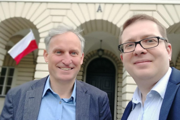 Paweł Korneta (z prawej) z Tomaszem Sikorą, dyrektorem Corten Medic Dentobusy Corten Medic gotowe do leczenia pacjentów z COVID-19