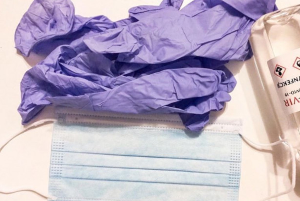 Dentysta rozdawał środki ochrony osobistej (źródło: FB) Koronawirus: dentysta rozdaje maseczki mieszkańcom Bytowa
