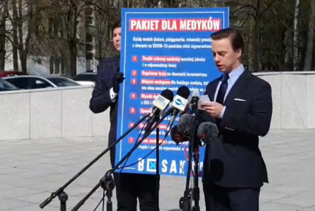 Krzysztof Bosak wiele obiecuje medykom (źródło: FB) Dodatek do wynagrodzeń i specjalne polisy ubezpieczeniowe dla medyków