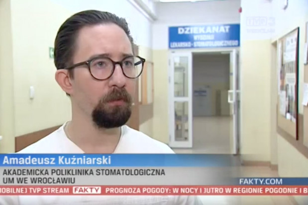 Amadeusz Kuźniarski z Adamieckiej Polikliniki Stomatologicznej Uniwersytetu Medycznego we Wrocławiu (źródło: TVP Wrocław) Wrocław: Akademicka Poliklinika Stomatologiczna pracuje