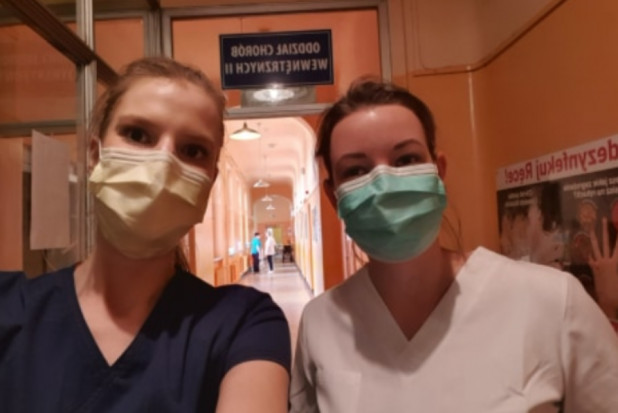 Wolontariuszki w szpitalu w Knurowie (źródło: FB szpital w Knurowie) Dwie młode dentystki jako ochotniczki pracują w szpitalu w Knurowie