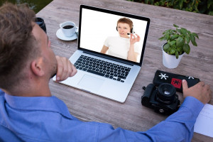 Porady stomatologiczne przez internet staną się powszechne? Koronawirus: telemedycyna także dla pacjentów dentystów