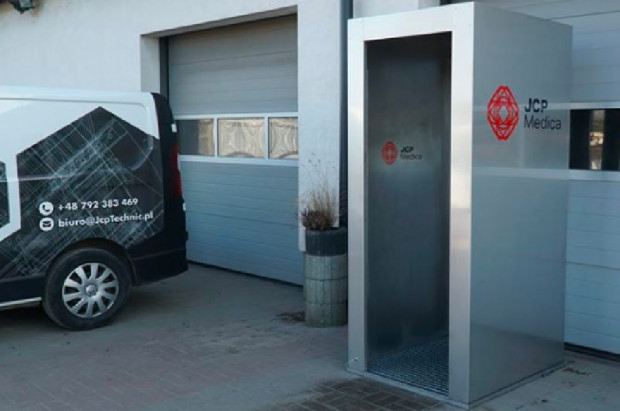 Kurtyna dezynfekująca prezentowana przez producenta (źródło: EB) Kurtyna dezynfekująca przed Alfa Dental