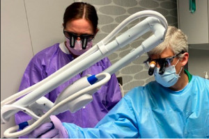 Laser w walce z koronawirusem (źródło FB) Arsenał dentysty w walce z koronawirusem