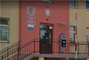 Urząd Gminy w Męcince (źródło: Google Maps) Są miejsca, gdzie podpisuje się stomatologiczne kontrakty z NFZ