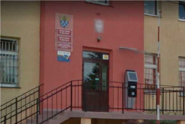 Urząd Gminy w Męcince (źródło: Google Maps) Są miejsca, gdzie podpisuje się stomatologiczne kontrakty z NFZ
