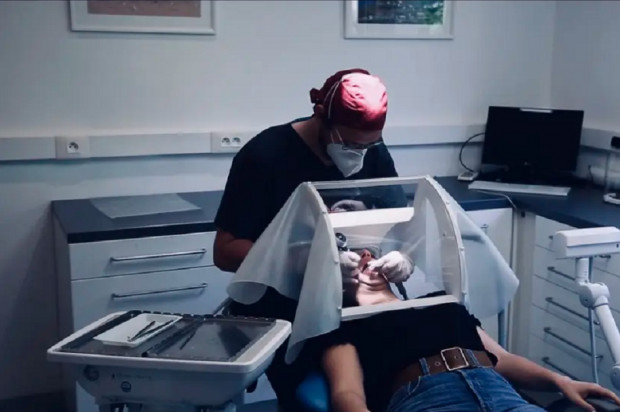 „Bańka mydlana” wykonana z biomateriałów Dentyści zrobili sobie ochronę przed koronawirusem