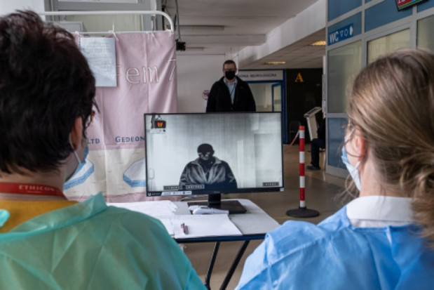 Obraz z kamery do identyfikacji osób z gorączką (fot. Jarosław Oktaba, Dział Fotomedyczny WUM) WUM: badania nad termowizyjną identyfikacją osób z gorączką